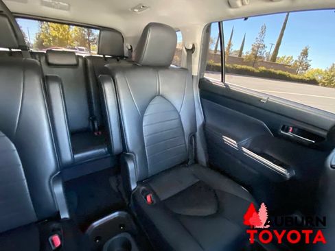 Used 2023 Toyota Highlander XLE AWD/4WD image 26