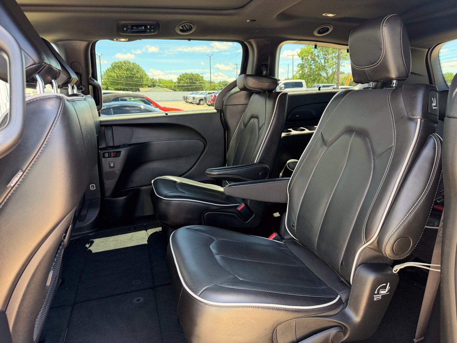 Used 2025 Chrysler Pacifica Limited FWD image 22