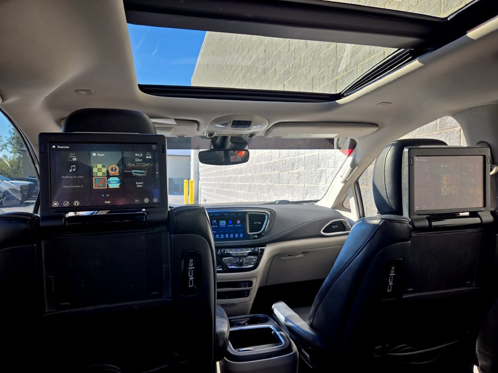 Used 2017 Chrysler Pacifica Limited FWD image 42