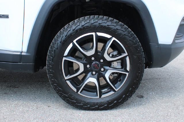 Used 2025 Jeep Compass Trailhawk w/ Trailhawk Convenience Group AWD/4WD image 36