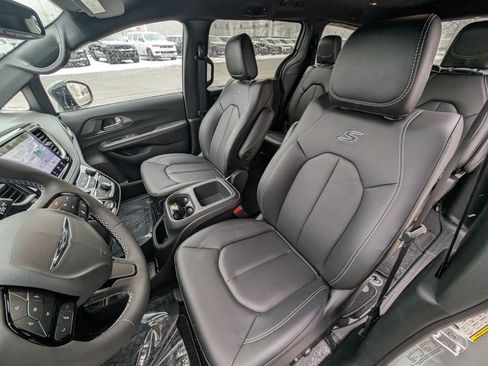 New 2026 Chrysler Pacifica Select w/ S Appearance Package FWD image 14