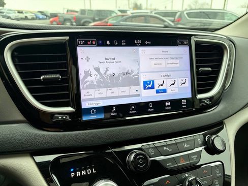 Used 2024 Chrysler Pacifica Touring-L image 24