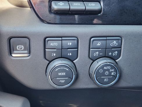 Used 2025 Chevrolet Silverado 1500 ZR2 w/ Technology Package image 25