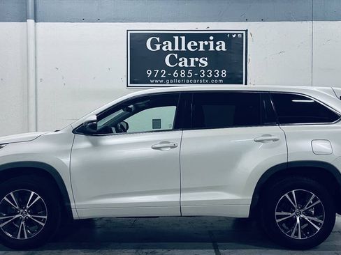 Used 2017 Toyota Highlander Plus FWD image 1