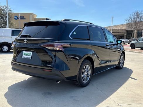 New 2026 Toyota Sienna XLE image 4