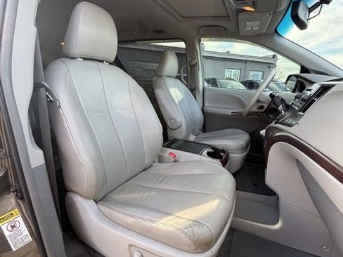 Used 2013 Toyota Sienna XLE image 14