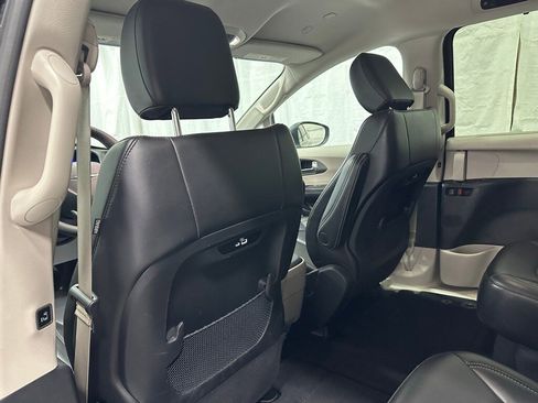 Used 2023 Chrysler Pacifica Touring-L image 47