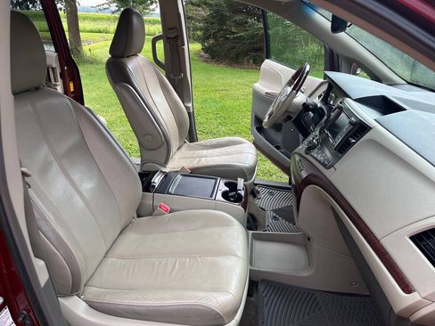 Used 2013 Toyota Sienna Limited w/ Premium Pkg AWD/4WD image 4