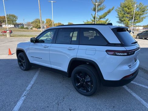 New 2025 Jeep Grand Cherokee Altitude AWD/4WD image 20