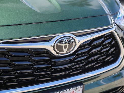 Used 2023 Toyota Highlander Limited FWD image 10