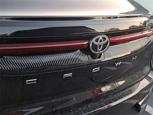 Used 2023 Toyota Crown Limited image 5