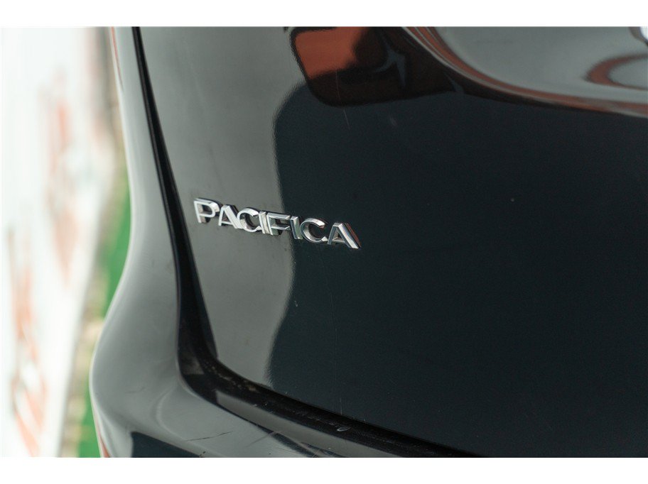 Used 2023 Chrysler Pacifica Touring-L FWD image 8