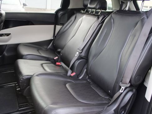 Used 2024 Kia Carnival EX image 34