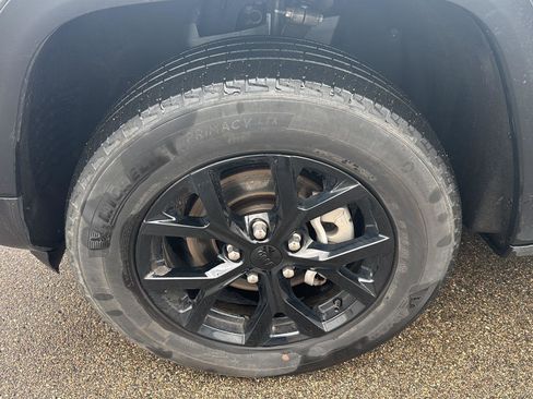 Used 2025 Jeep Grand Cherokee Altitude image 9