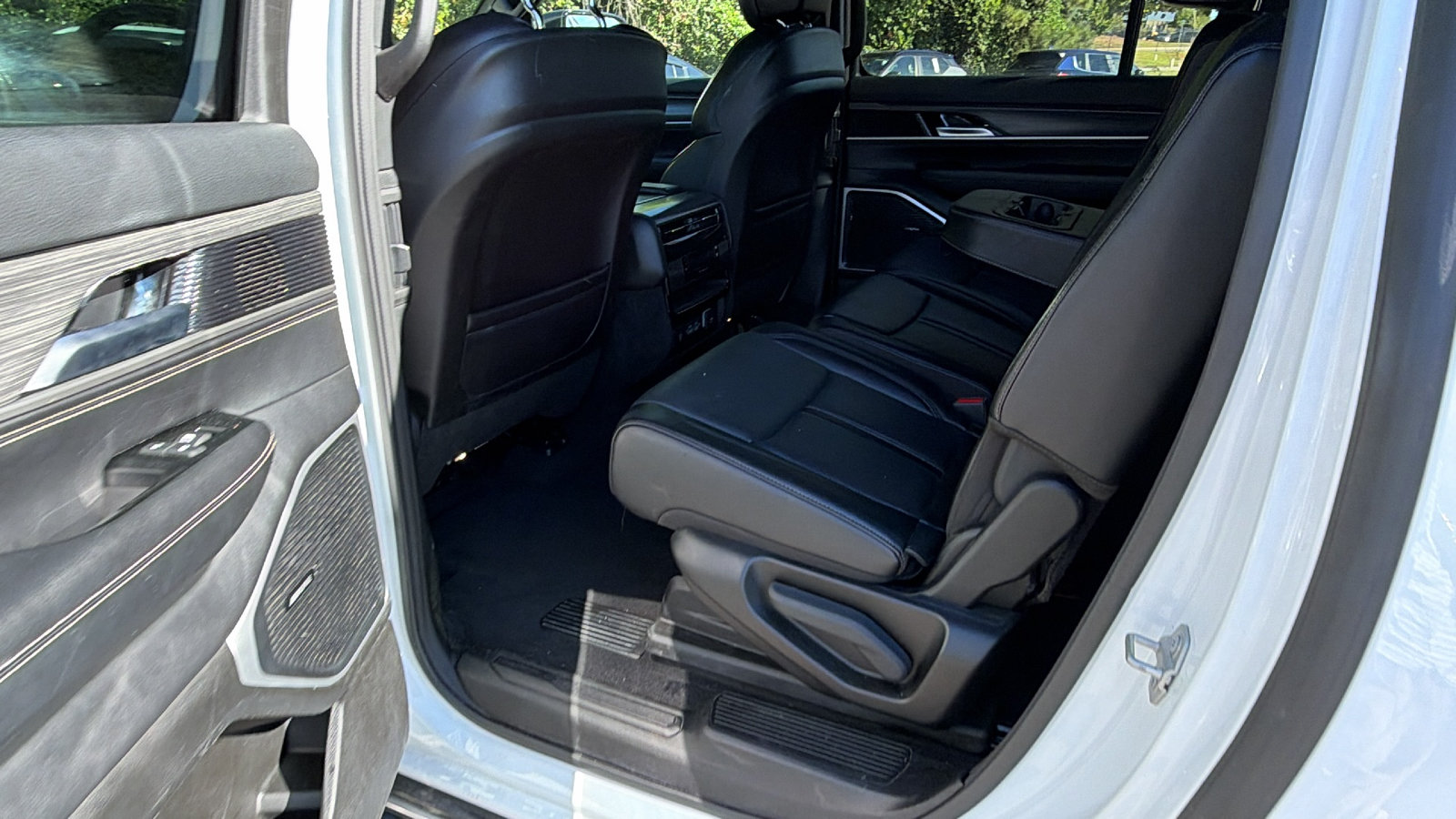 Used 2024 Jeep Wagoneer L Series II w/ Flexible Seating Group AWD/4WD image 24