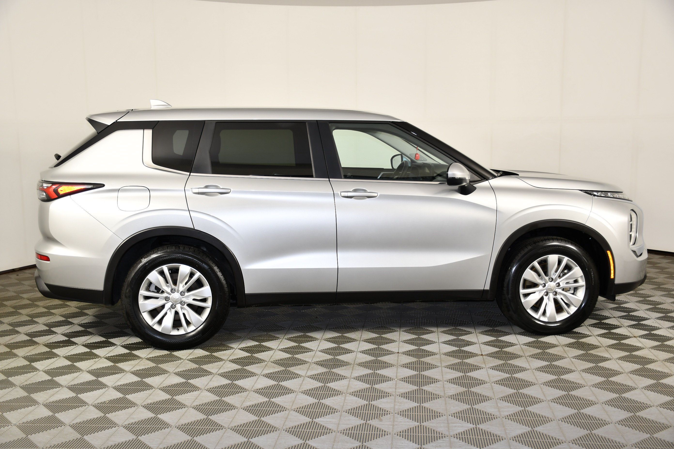 Used 2025 Mitsubishi Outlander ES FWD image 4