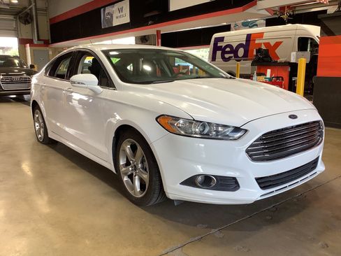 Used 2016 Ford Fusion SE FWD image 2
