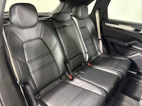 Certified 2023 Porsche Cayenne Platinum Edition image 23