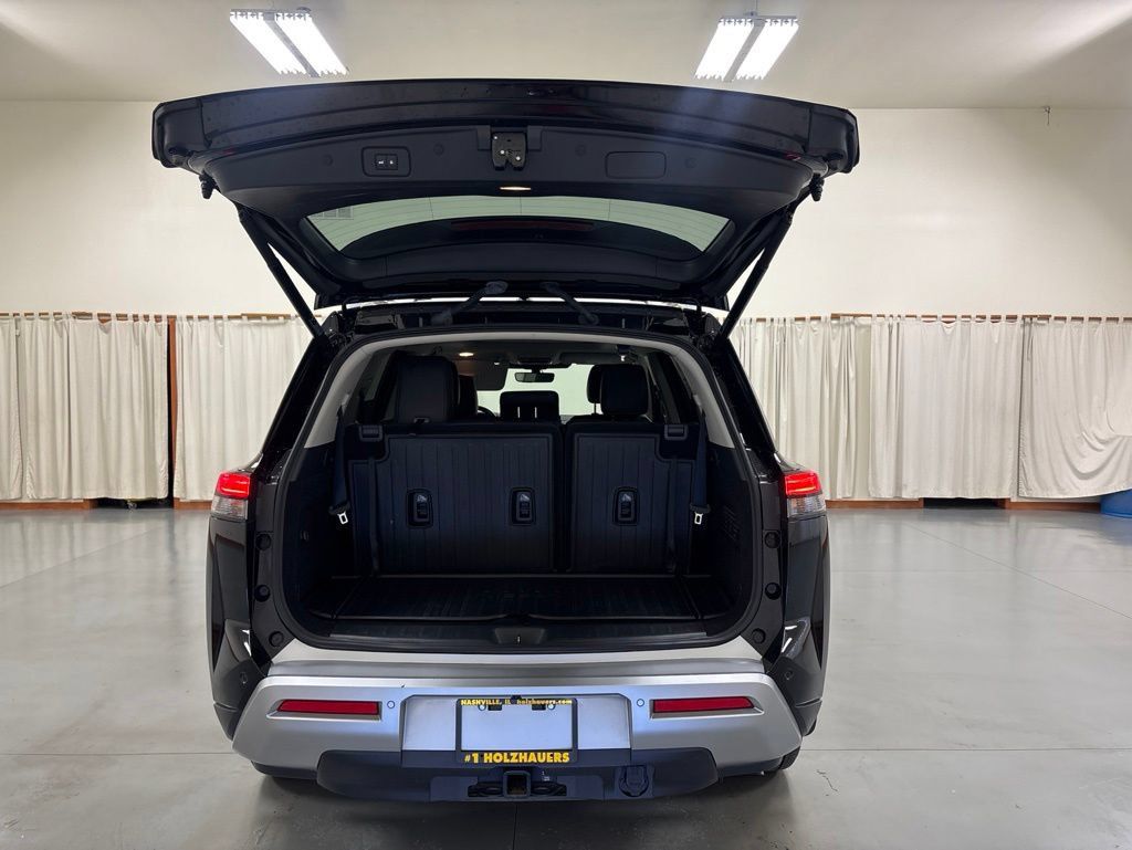 Used 2025 Nissan Pathfinder Platinum w/ Cargo Package FWD image 9