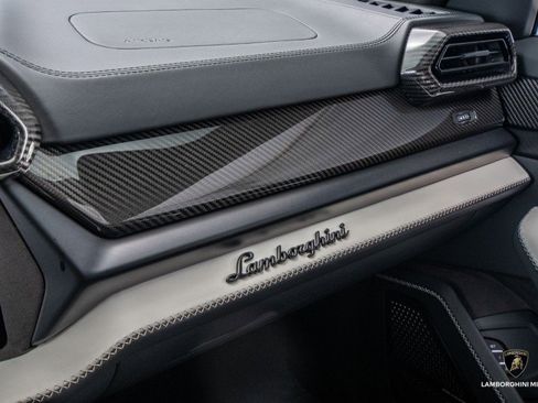 Used 2025 Lamborghini Urus SE image 45