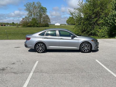 Used 2025 Volkswagen Jetta SE FWD image 7