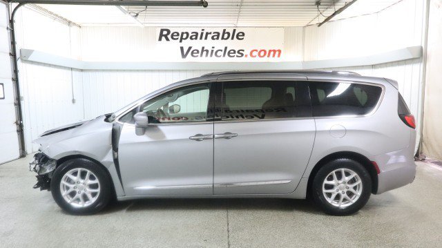 Used 2020 Chrysler Pacifica Touring-L FWD image 1