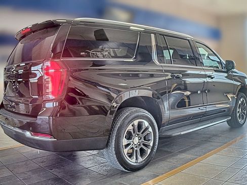 Used 2025 Chevrolet Suburban LT w/ Comfort Package RWD image 3