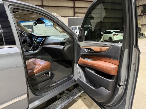 Used 2019 Cadillac Escalade ESV Premium Luxury RWD image 25