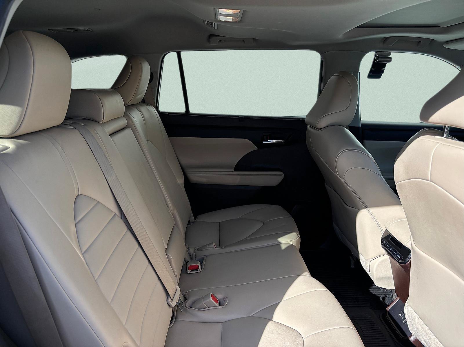 Used 2022 Toyota Highlander XLE AWD/4WD image 28
