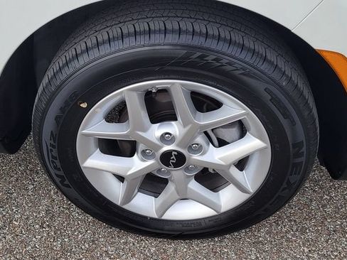 Used 2025 Kia Soul LX w/ LX Technology Package FWD image 6