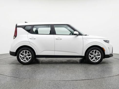 Used 2025 Kia Soul LX w/ LX Technology Package FWD image 10
