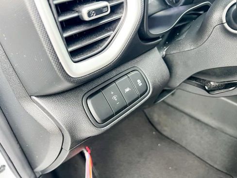 Certified 2022 Hyundai Venue SEL image 13