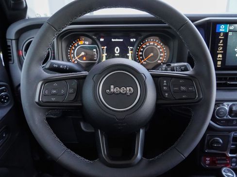 Used 2025 Jeep Wrangler Unlimited Rubicon w/ Convenience Group AWD/4WD image 14