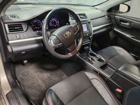 Used 2017 Toyota Camry SE w/ Moonroof Package FWD image 13