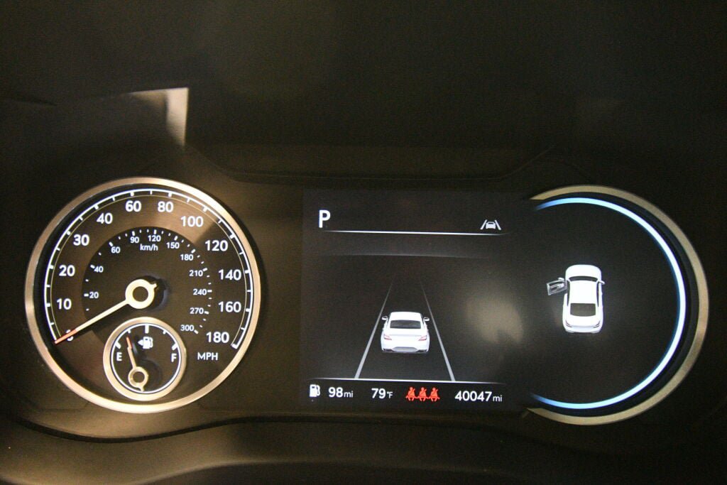Used 2025 Genesis G70 2.5T image 14