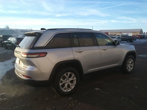 Used 2024 Jeep Grand Cherokee Limited image 5