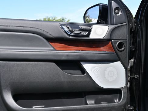 Used 2023 Lincoln Navigator Reserve AWD/4WD image 19