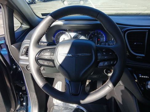 Used 2025 Chrysler Pacifica Limited image 15