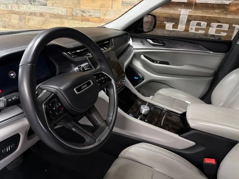 Used 2022 Jeep Grand Cherokee Overland w/ Luxury Tech Group IV AWD/4WD image 8