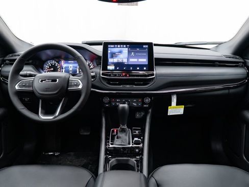 Used 2026 Jeep Compass Latitude image 9