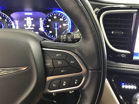 Used 2022 Chrysler Pacifica Touring-L AWD/4WD image 19