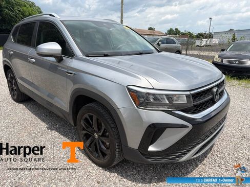 Used 2023 Volkswagen Taos SE w/ Panoramic Sunroof Package FWD image 7