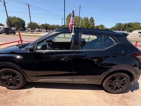 Used 2022 Nissan Kicks SR w/ Premium Package FWD image 2