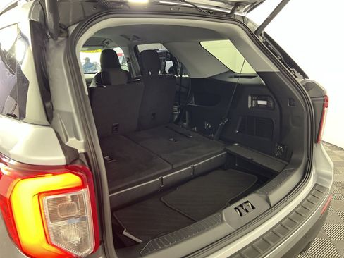 Used 2022 Ford Explorer XLT w/ Class IV Trailer Tow Package AWD/4WD image 27