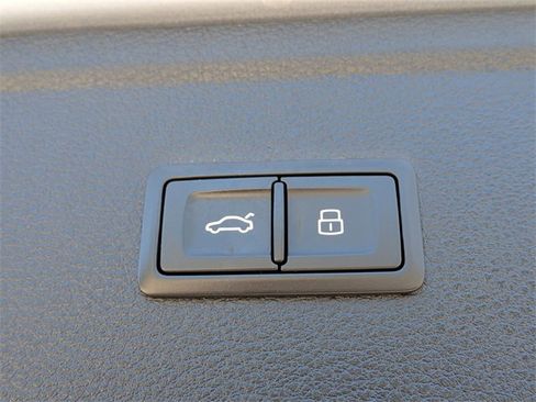 Used 2022 Audi Q5 2.0T Premium w/ Convenience Package image 15