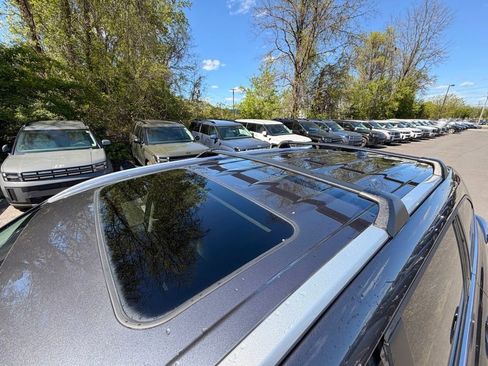 Used 2024 Toyota Highlander XLE AWD/4WD image 11