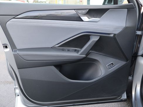 Certified 2025 Volkswagen Tiguan SE image 13