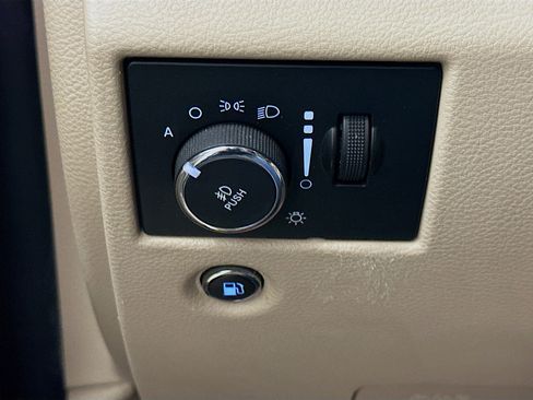 Used 2015 Jeep Grand Cherokee Overland AWD/4WD image 17