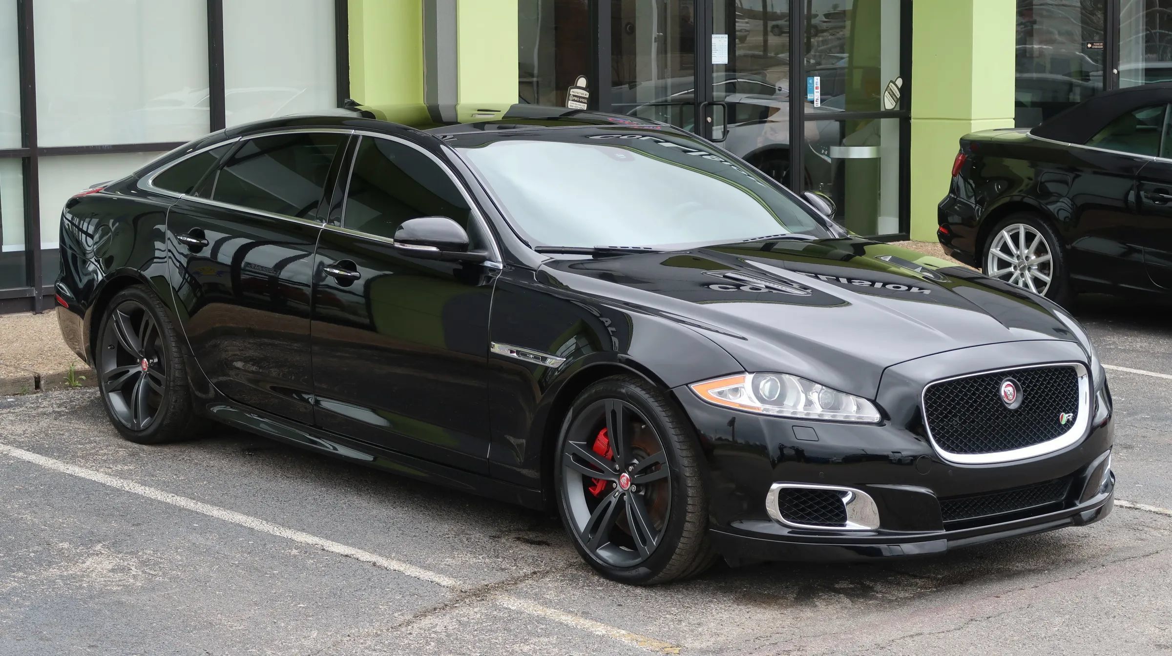 Used 2014 Jaguar XJ R LWB RWD image 4