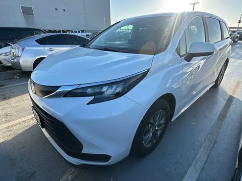 Used 2025 Toyota Sienna LE image 1